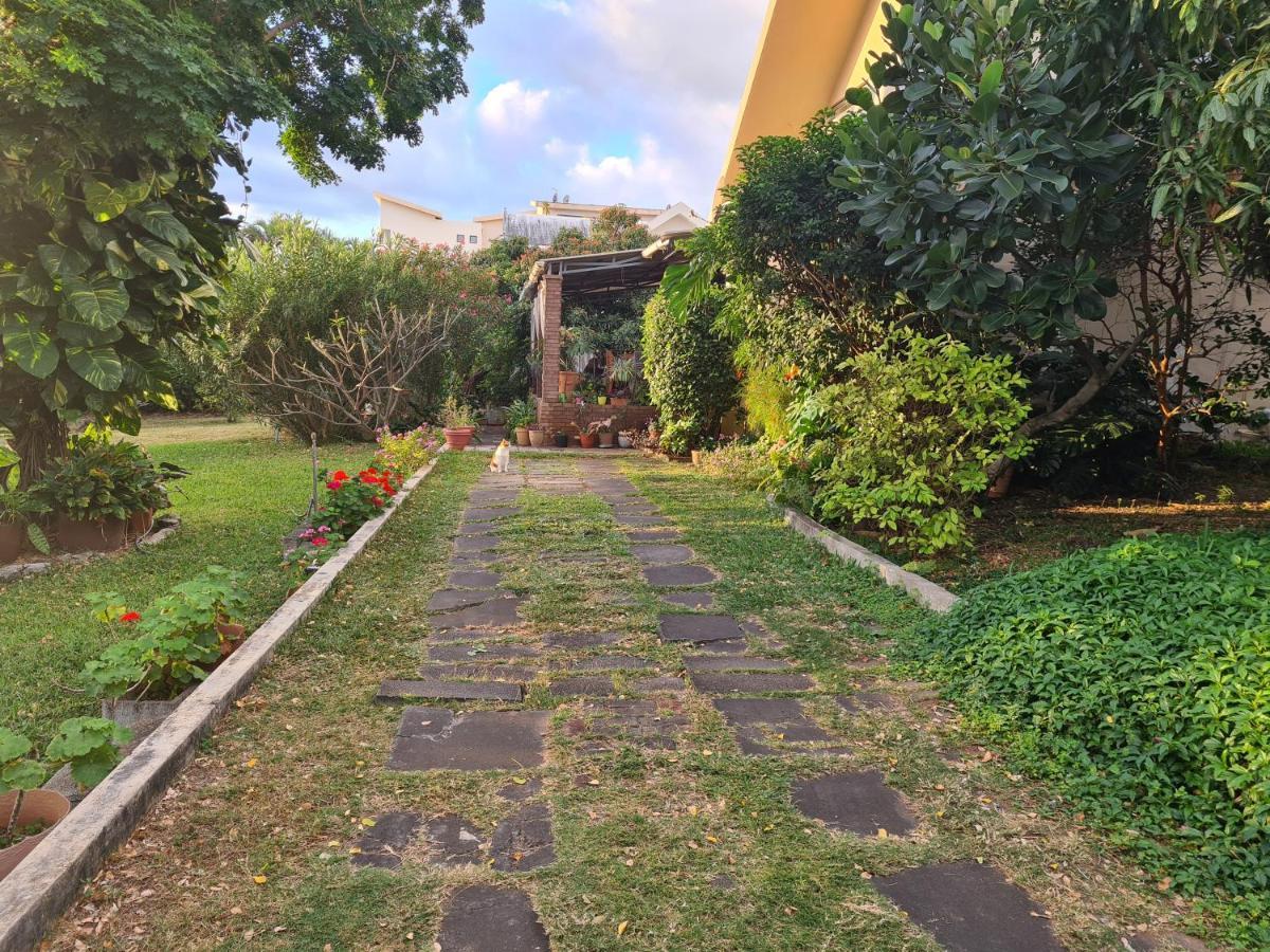 Comfy Home-Tropical Garden & 5 Min Walk To Beach Tamarin Luaran gambar
