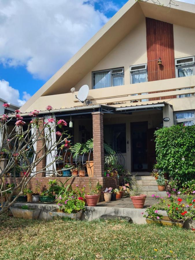Comfy Home-Tropical Garden & 5 Min Walk To Beach Tamarin Luaran gambar